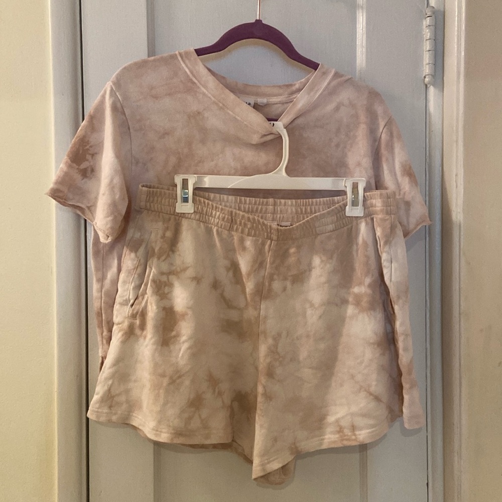 Beige lounge wear set from GAP. Shirt is XS but fits like M/L. Shorts are L.